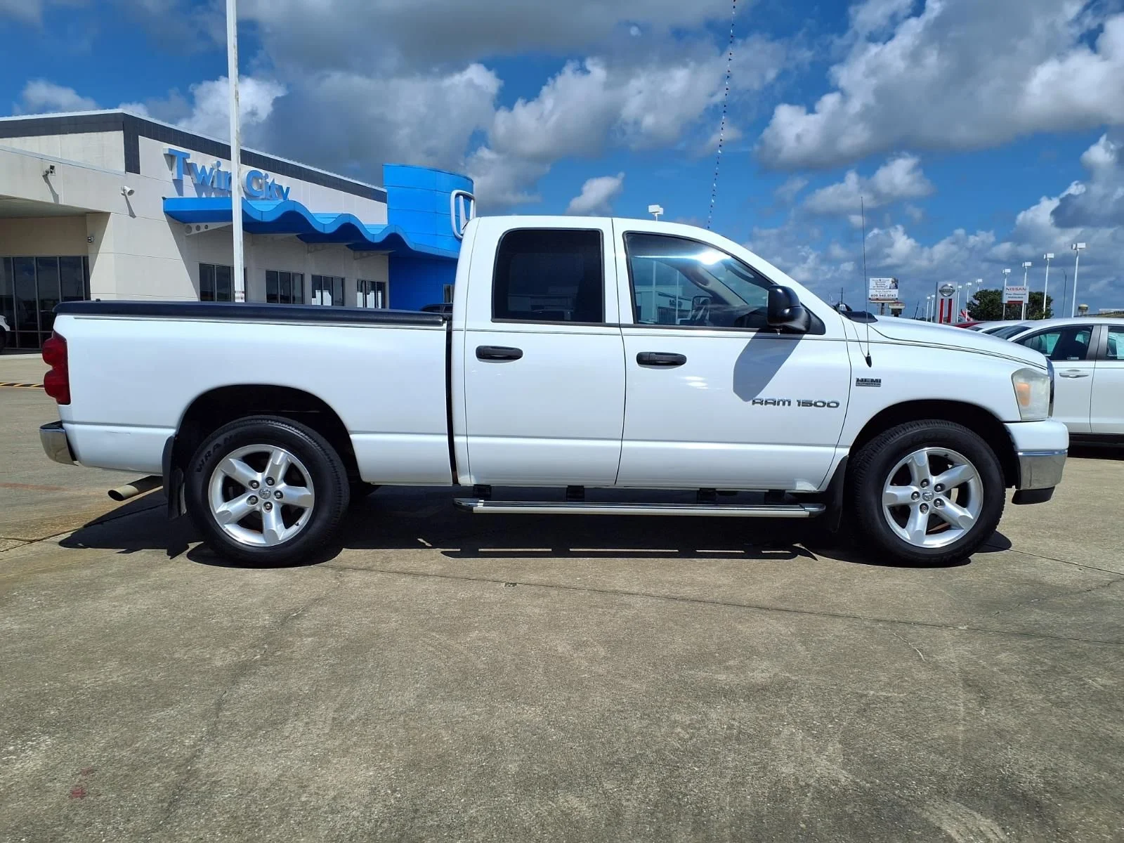 Used 2007 White Dodge SLT image 7