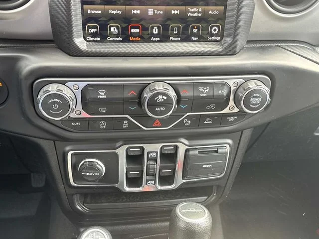 Used 2021  Jeep Sport image 33