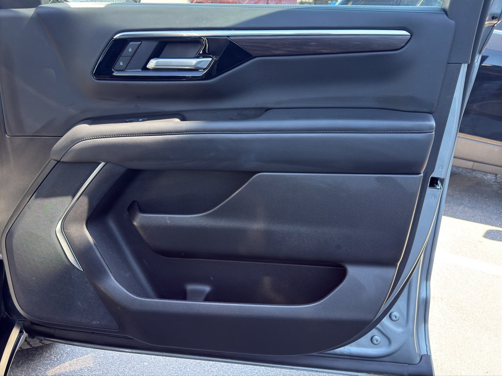 Used 2025 Gray Chevrolet Z71 image 8