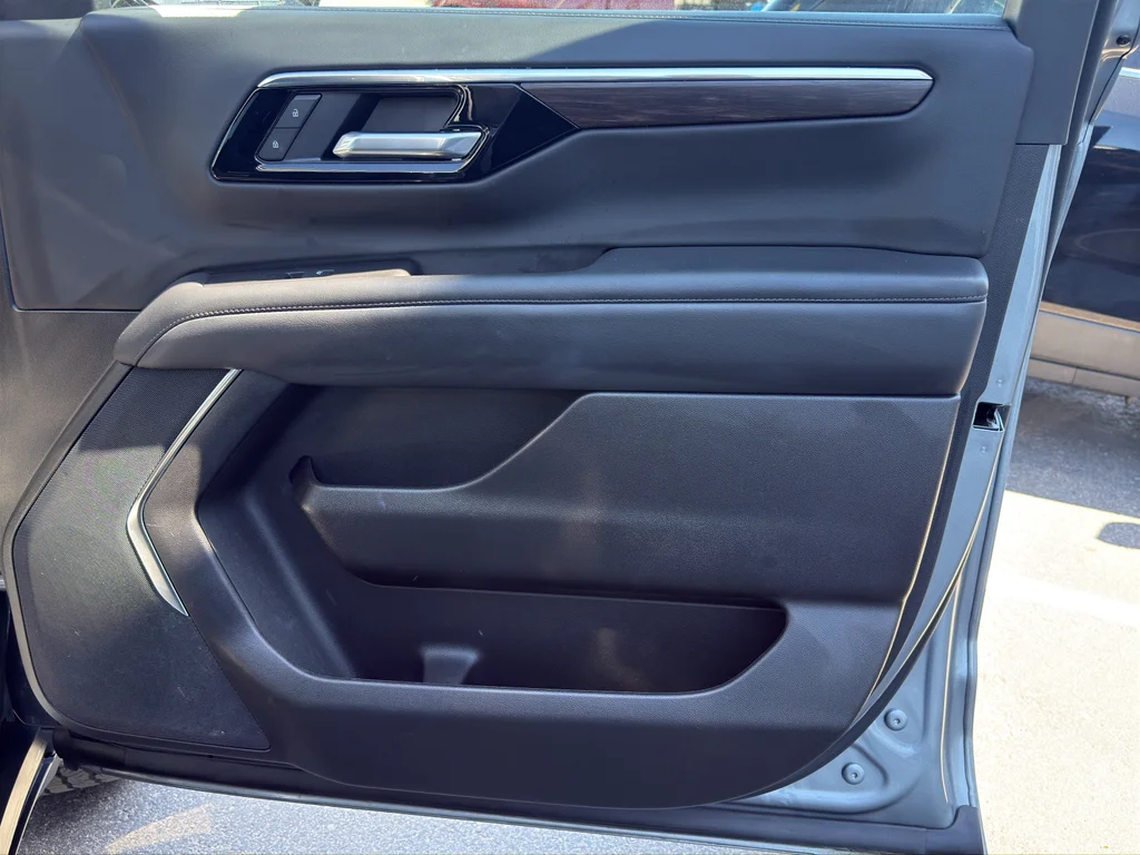 Used 2025 Gray Chevrolet Z71 image 8
