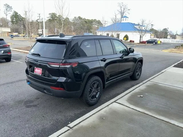 New 2024 Diamond Black Crystal Pearl-Coat Exterior Paint Jeep Trailhawk image 4