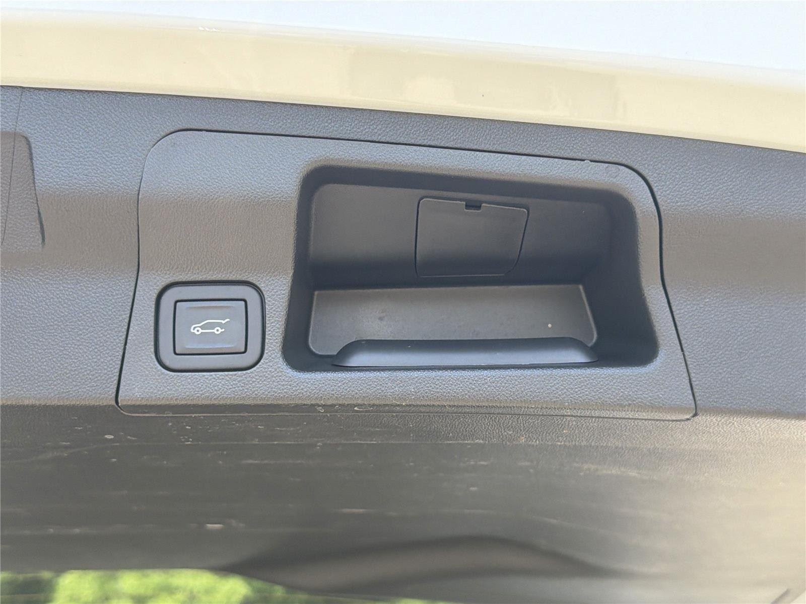 Used 2023 Summit White GMC SLE image 32