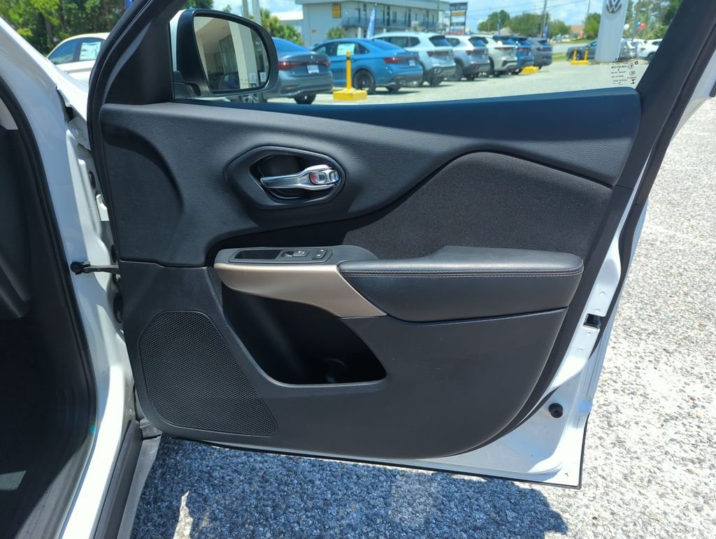 Used 2017 White Jeep Latitude image 32