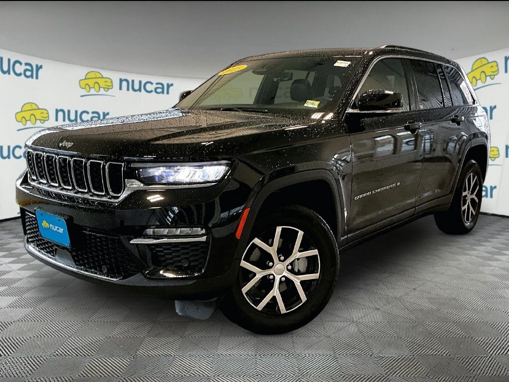 Used 2025 Diamond Black Crystal Pearlcoat Jeep Limited image 3