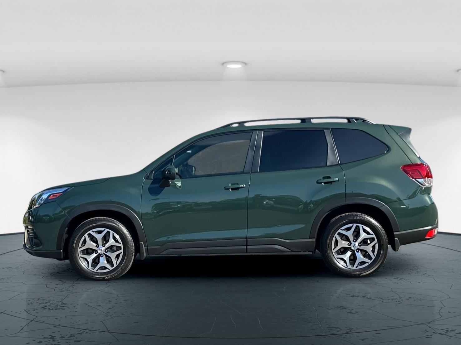 Used 2023 Green Subaru Premium 4D Sport Utility image 3
