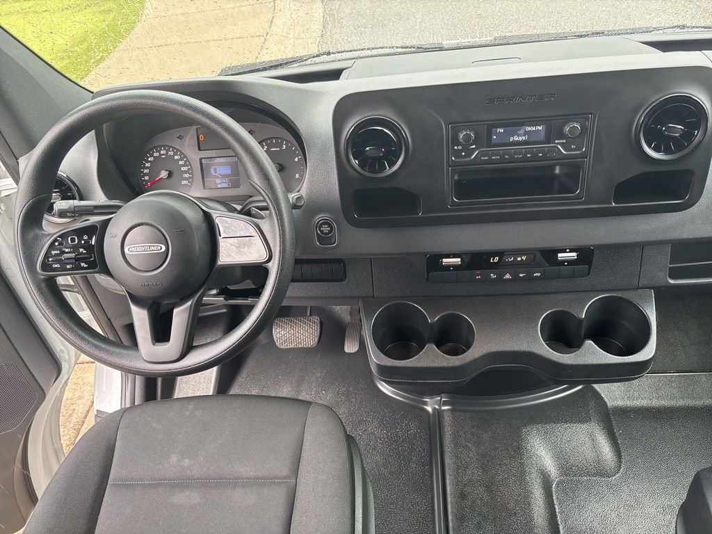 Used 2021  Freightliner w/ 16