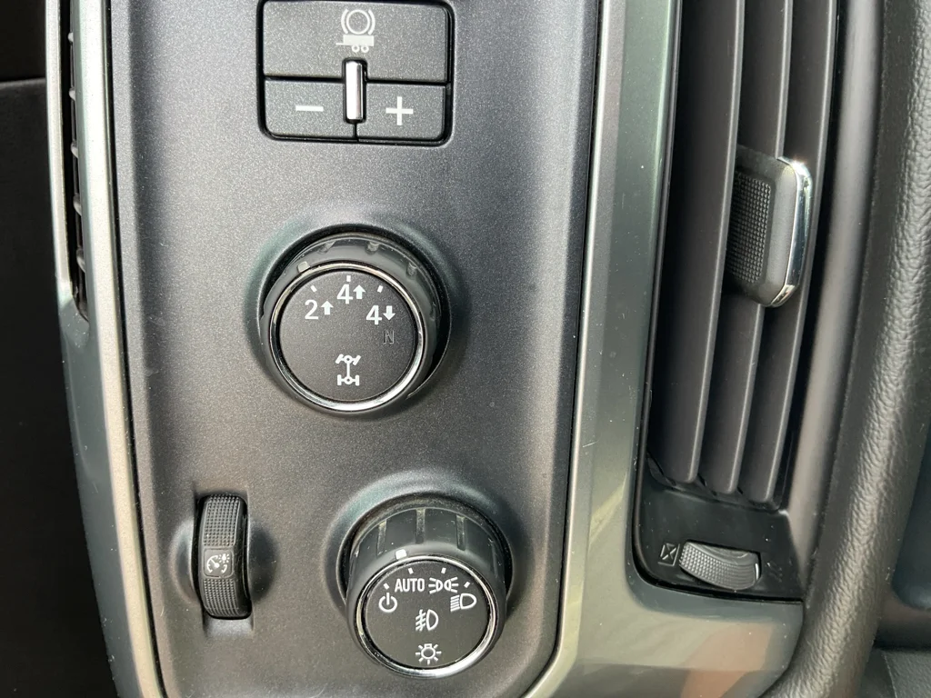Used 2015 Black Chevrolet LT image 27