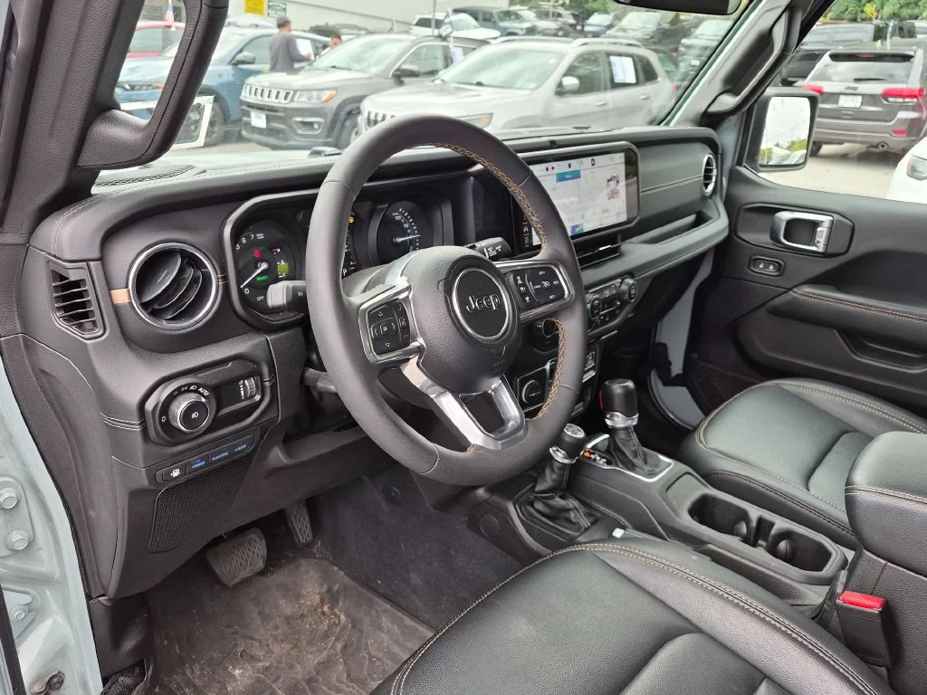 Used 2024  Jeep Sahara 4xe image 12