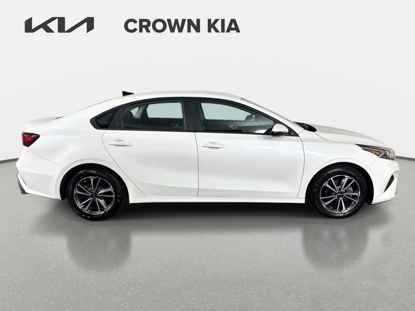 Used 2023 Snow White Pearl Kia LXS image 4