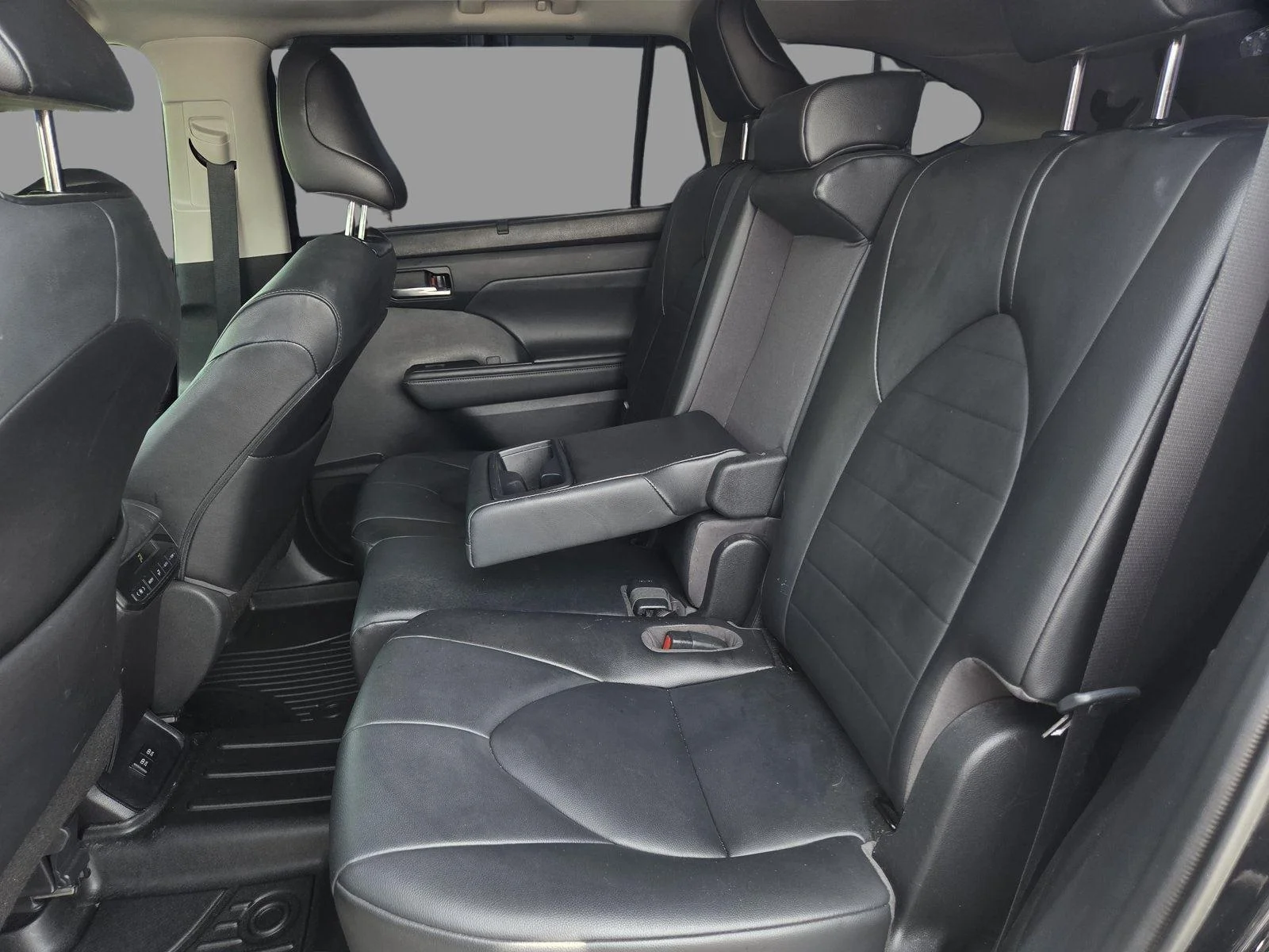 Used 2021 Midnight Black Metallic Toyota XLE image 22