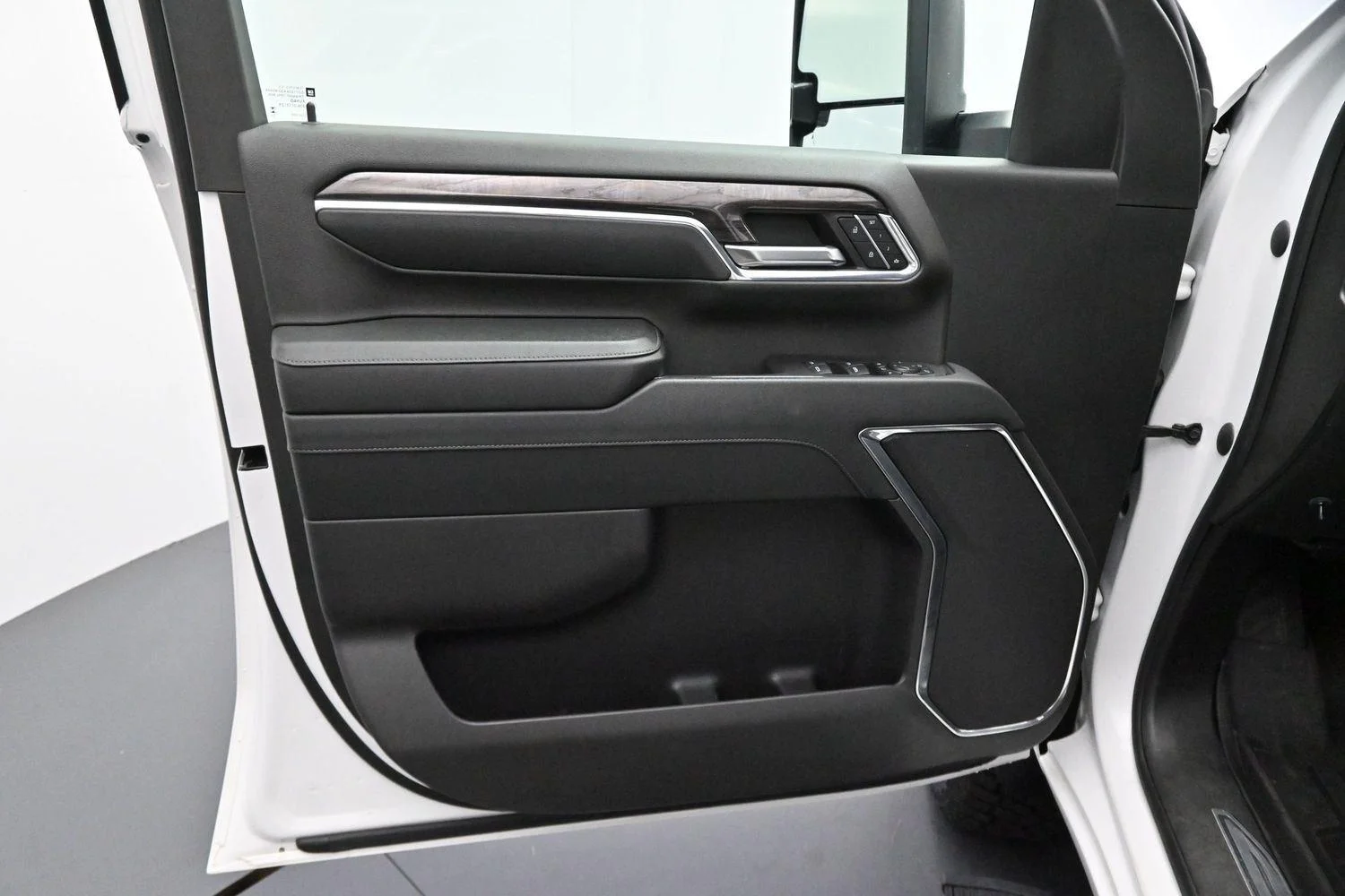 Used 2024 Summit White Chevrolet LTZ image 9