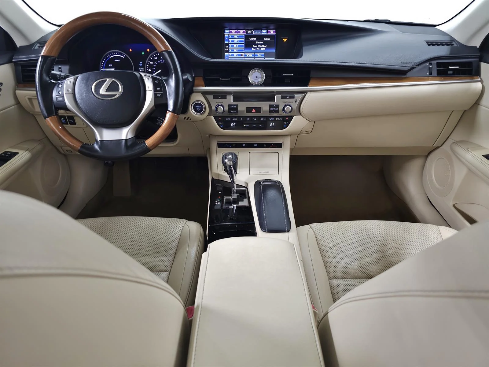 Used 2014 White Lexus  image 12