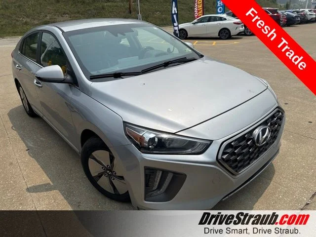 Used 2021 Silver Hyundai SE image 1