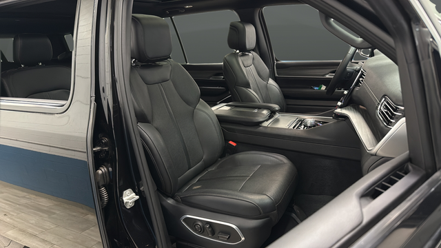 Used 2023 Diamond Black Crystal Pearlcoat Jeep Series III image 23