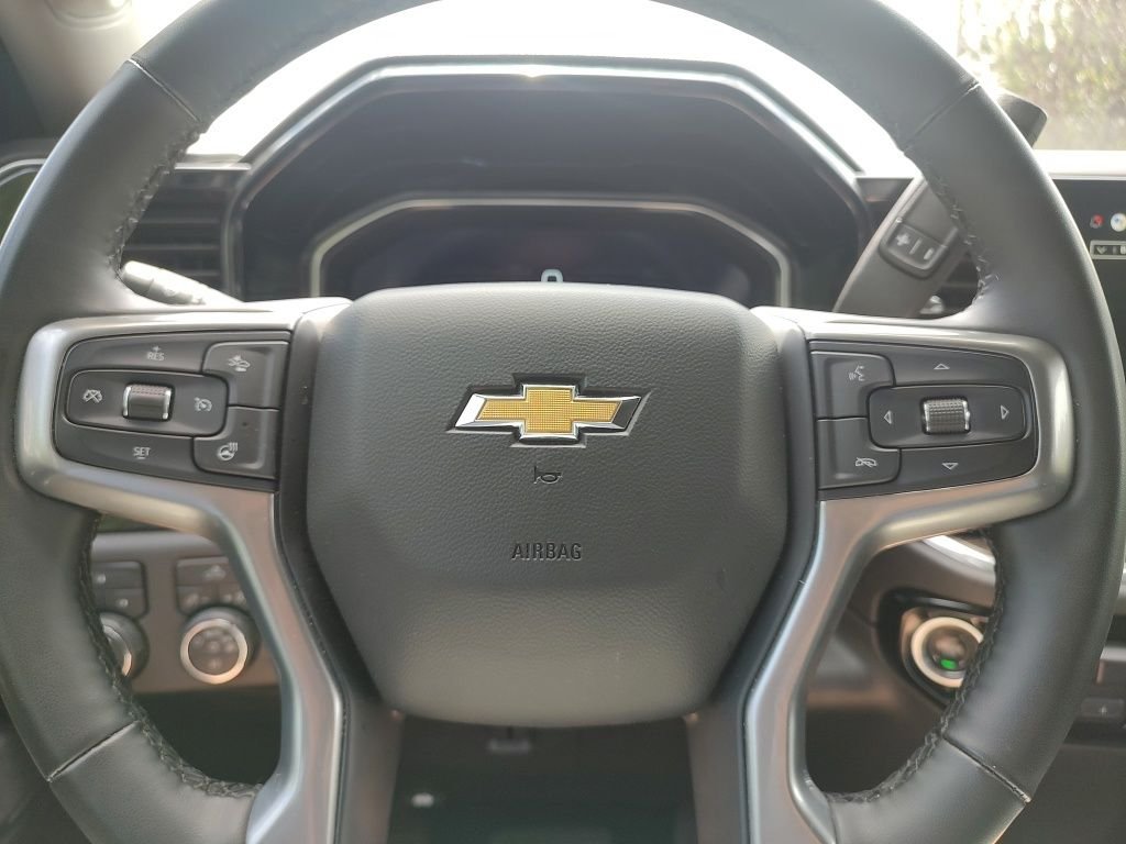 Used 2025 White Chevrolet LT image 22
