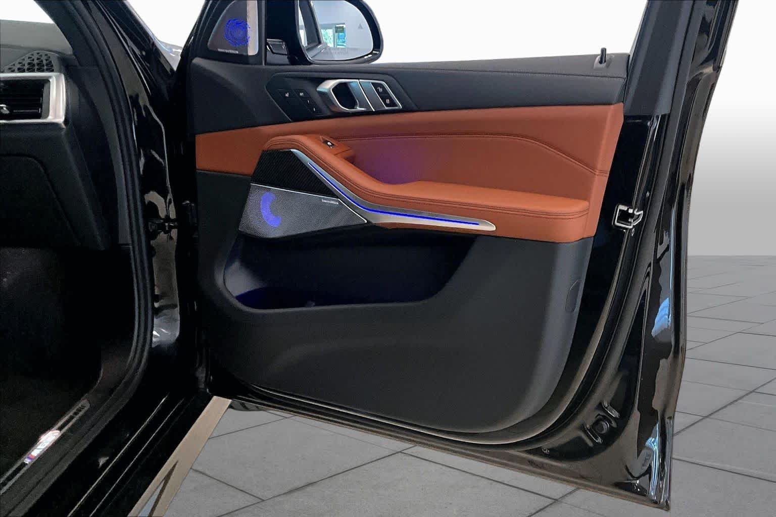 Used 2026 Black Sapphire Metallic BMW M60i image 22