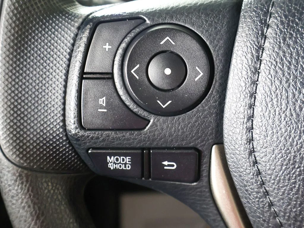 Used 2013 White Toyota LE image 28