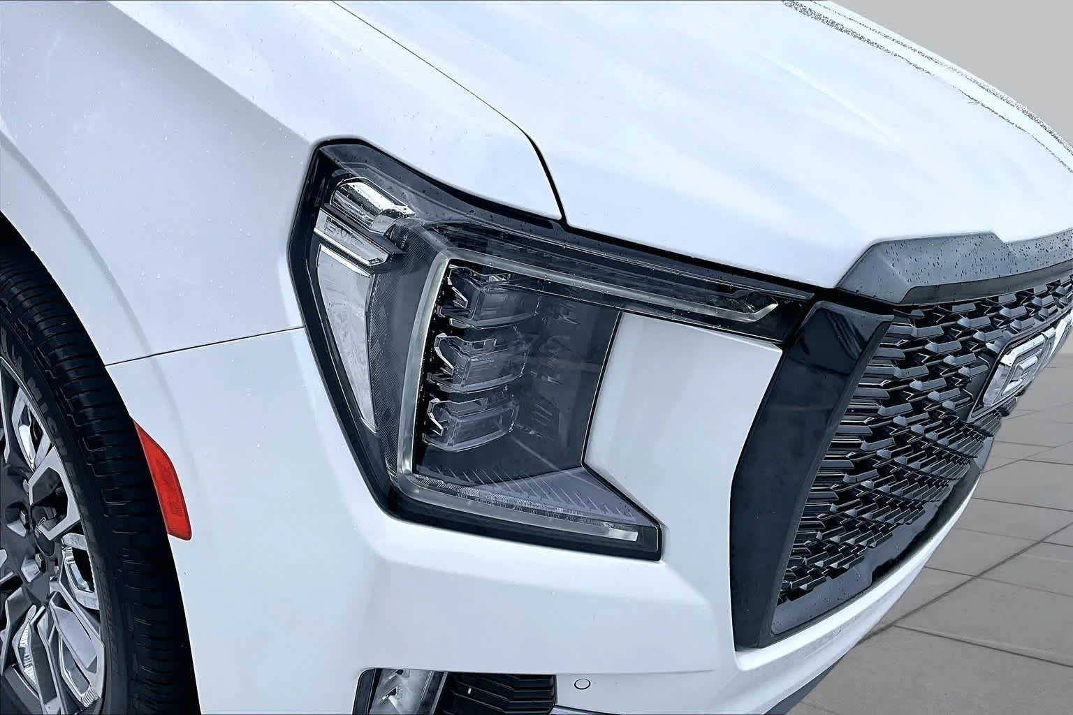 Used 2023 White Frost Tricoat GMC Denali Ultimate image 28