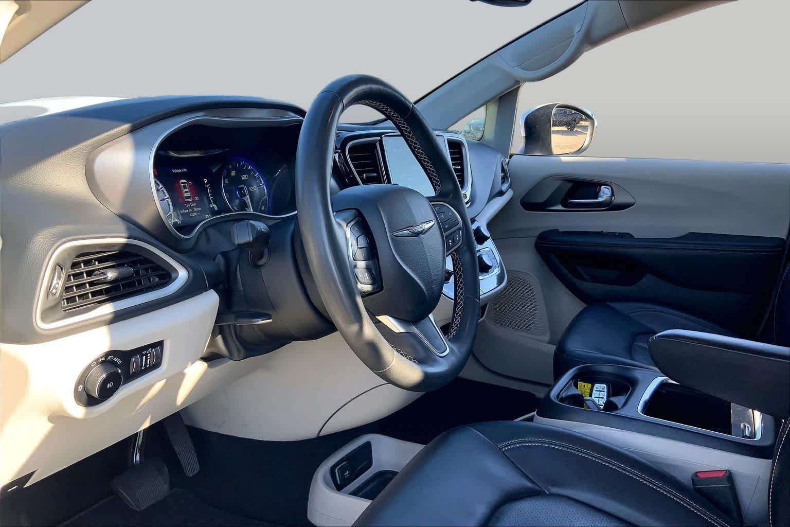 Used 2023 Bright White Clearcoat Chrysler Touring L image 18