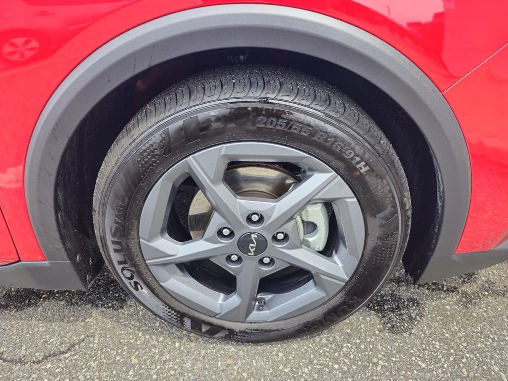 Used 2025 Red Kia LXS image 46