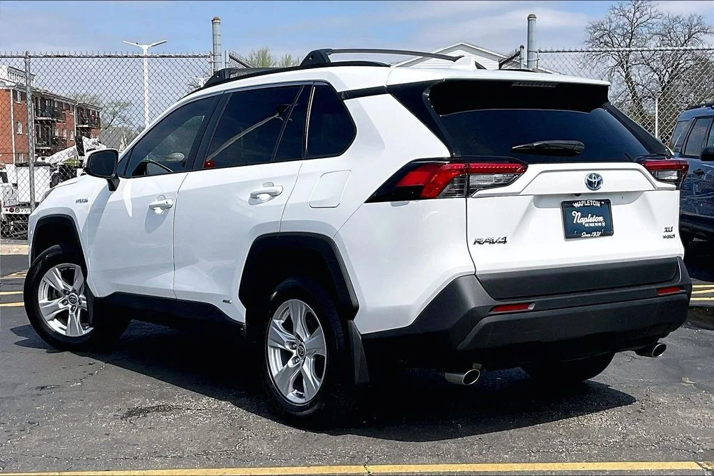 Used 2021 White Toyota XLE image 10