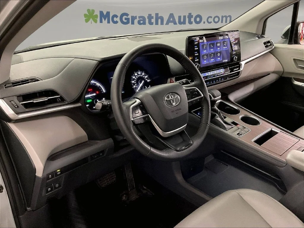 Used 2021 Silver Toyota XLE image 17