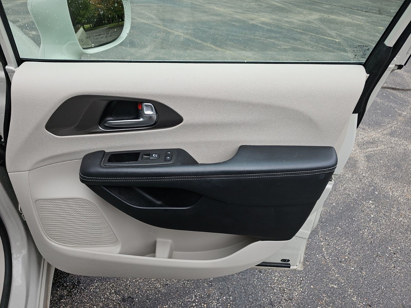 Used 2021 Luxury White Pearlcoat Chrysler Touring L image 14