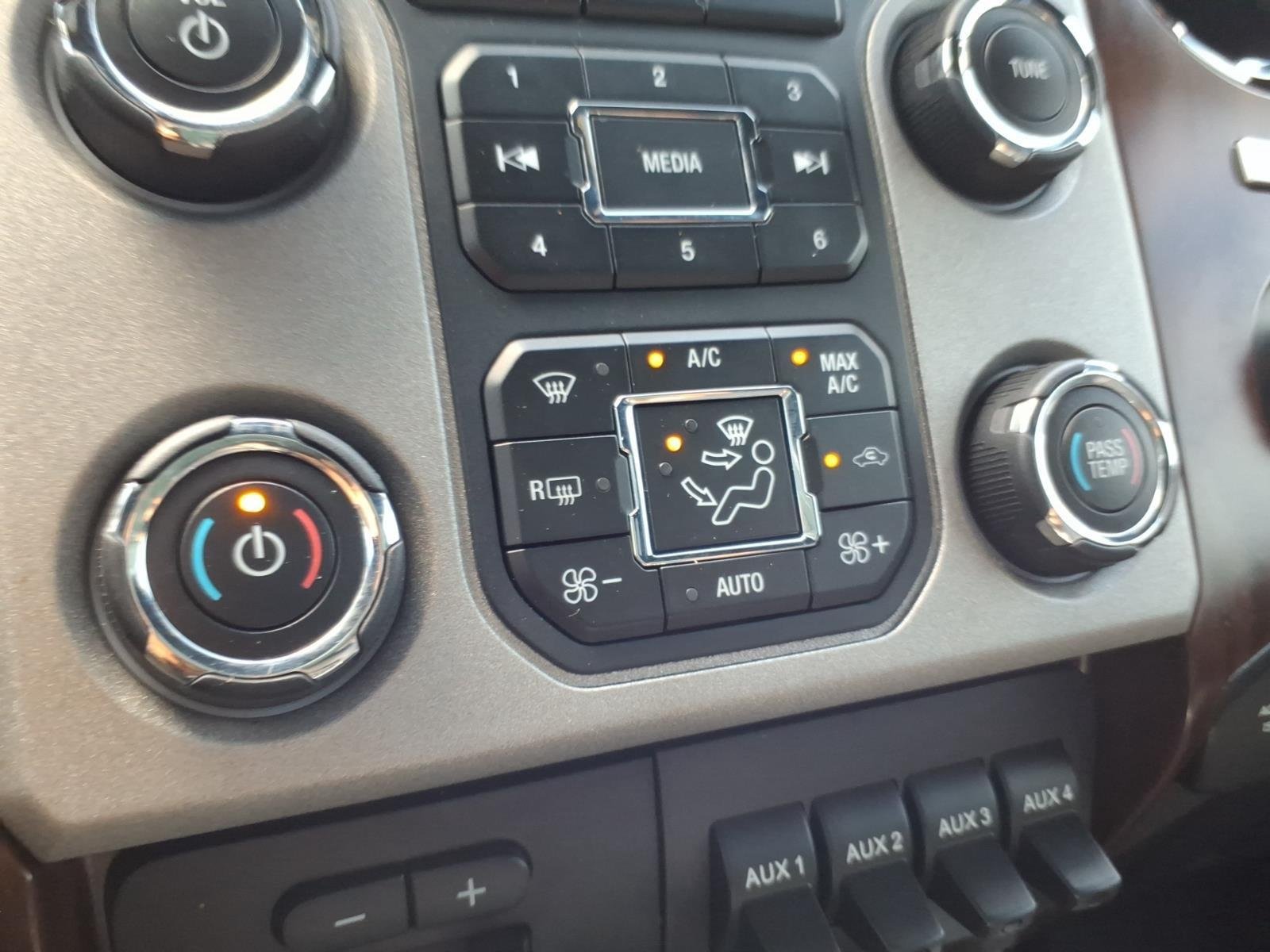 Used 2015  Ford Lariat image 25