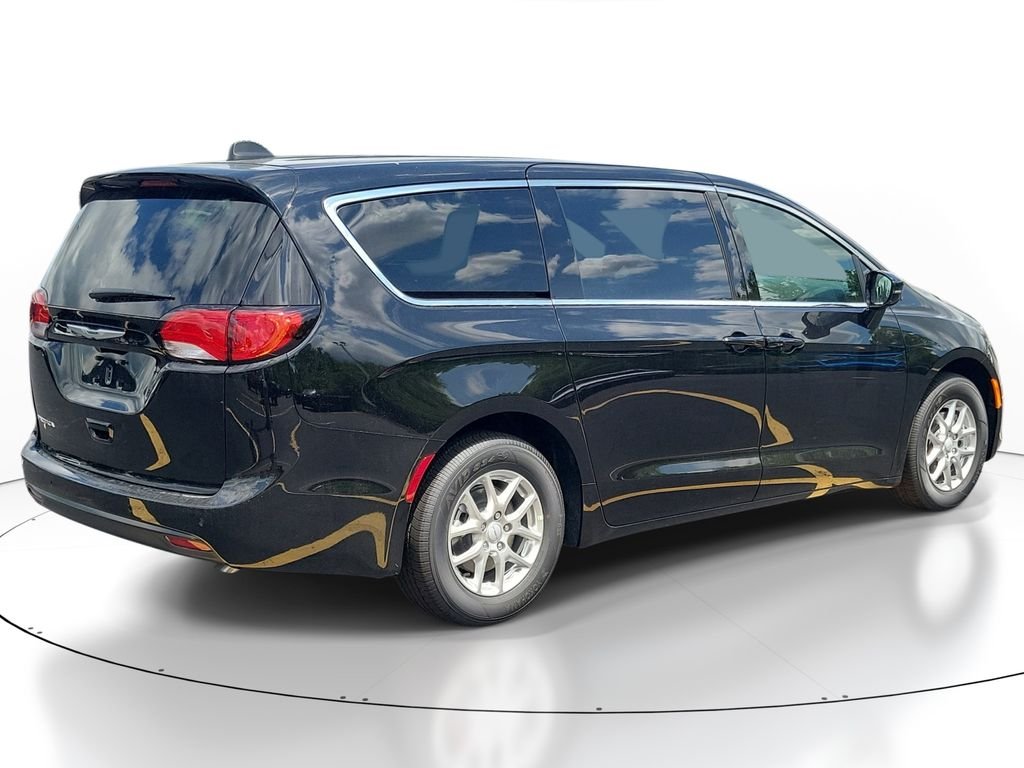 New 2027 Diamond Black Crystal Pearl-Coat Exterior Paint Chrysler LX image 4