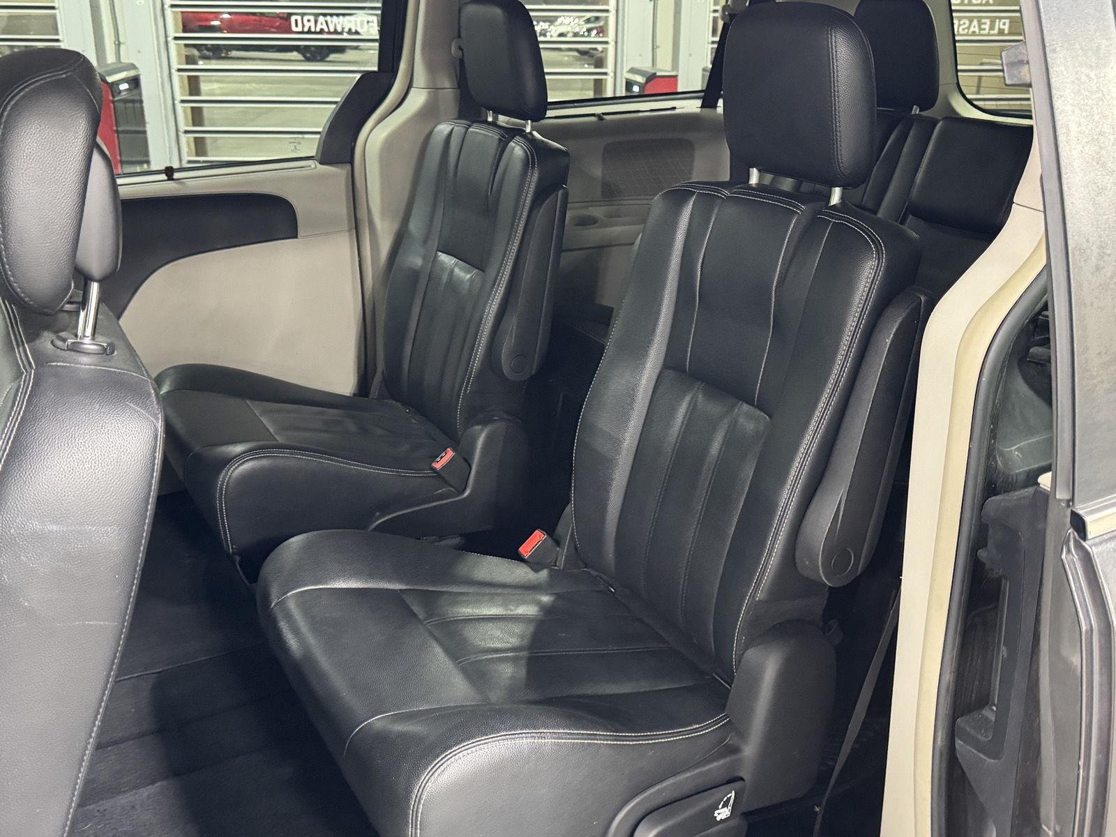 2016 Chrysler Town & Country Touring - Photo 20