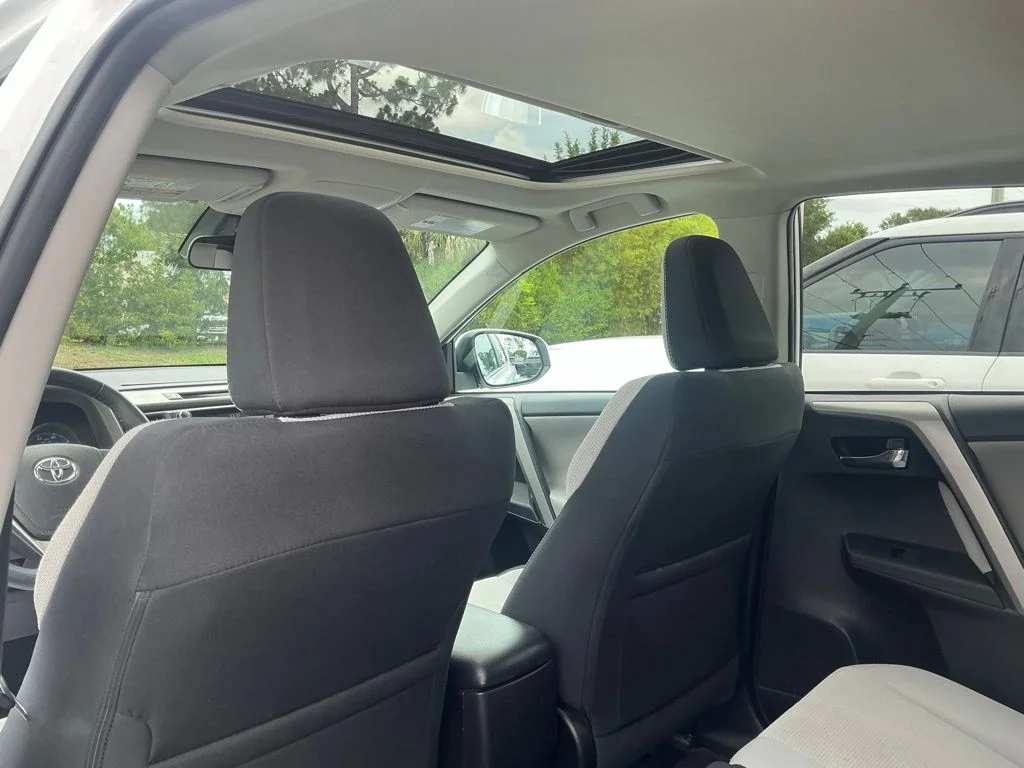 Used 2017 White Toyota XLE image 33