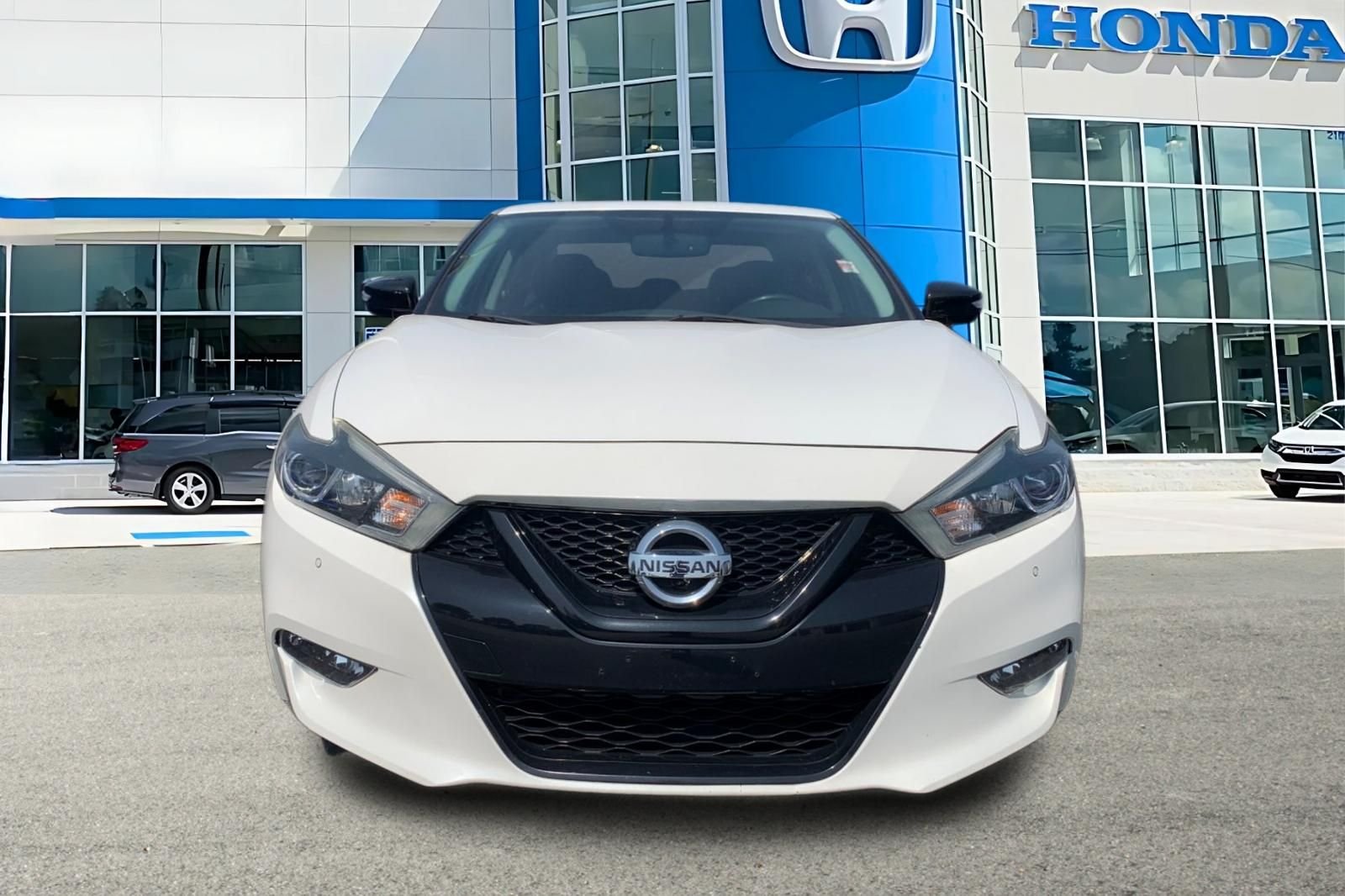 Used 2018 White Nissan SR image 6