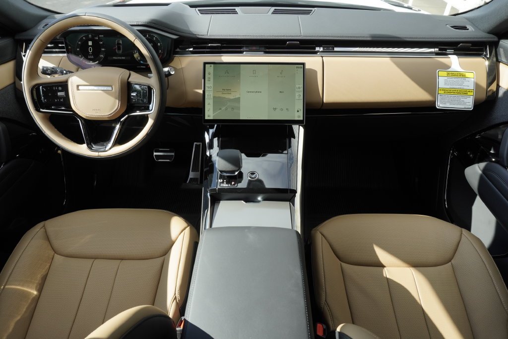 New 2026 Fuji White LAND ROVER Dynamic SE image 9