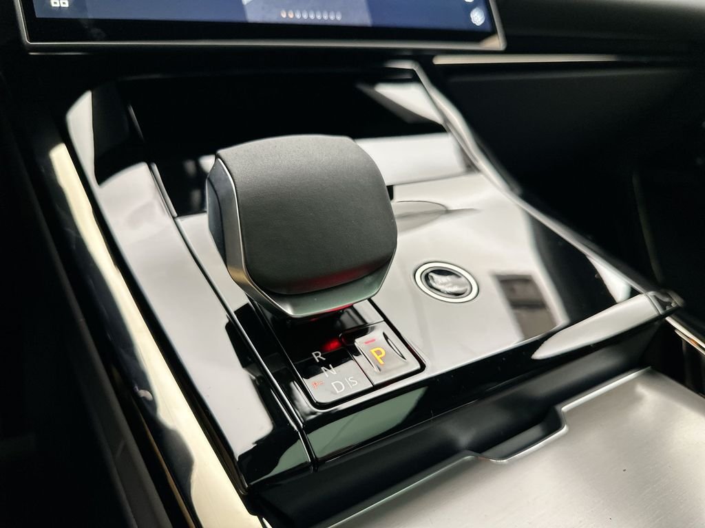 New 2027 Fuji White Land Rover SE image 12