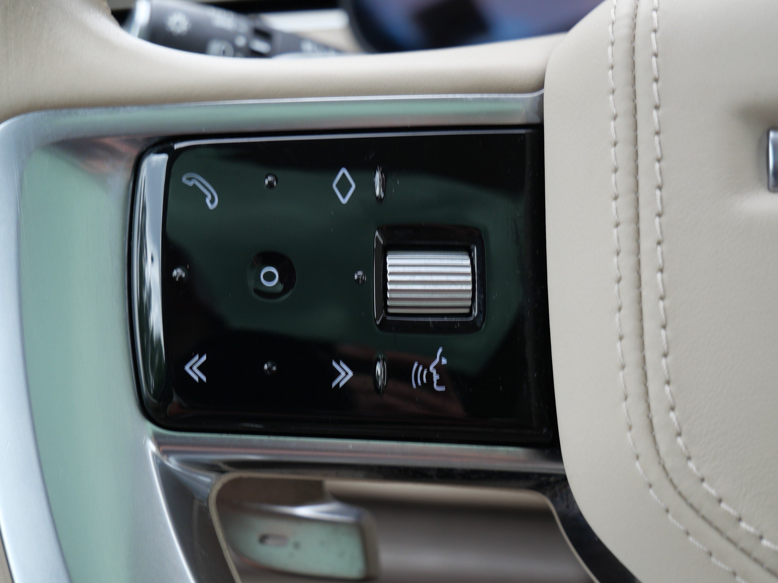 Used 2023 Portofino Blue Metallic Land Rover SE image 26