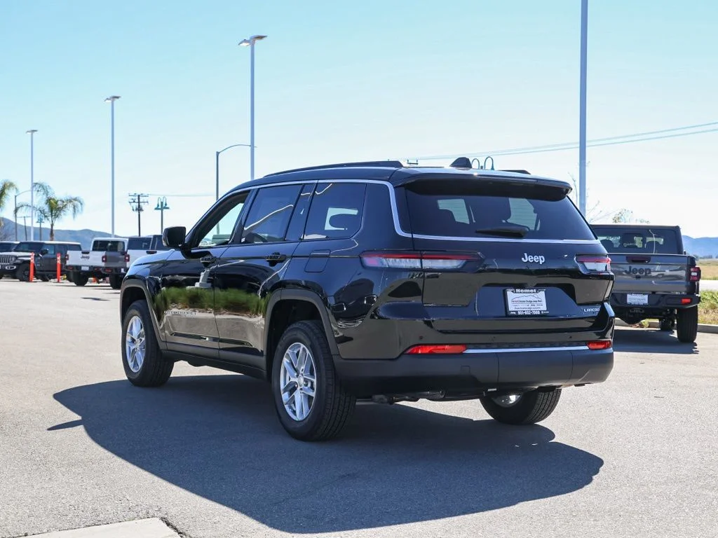 New 2026 Diamond Black Crystal Pearl-Coat Exterior Paint Jeep Laredo image 5