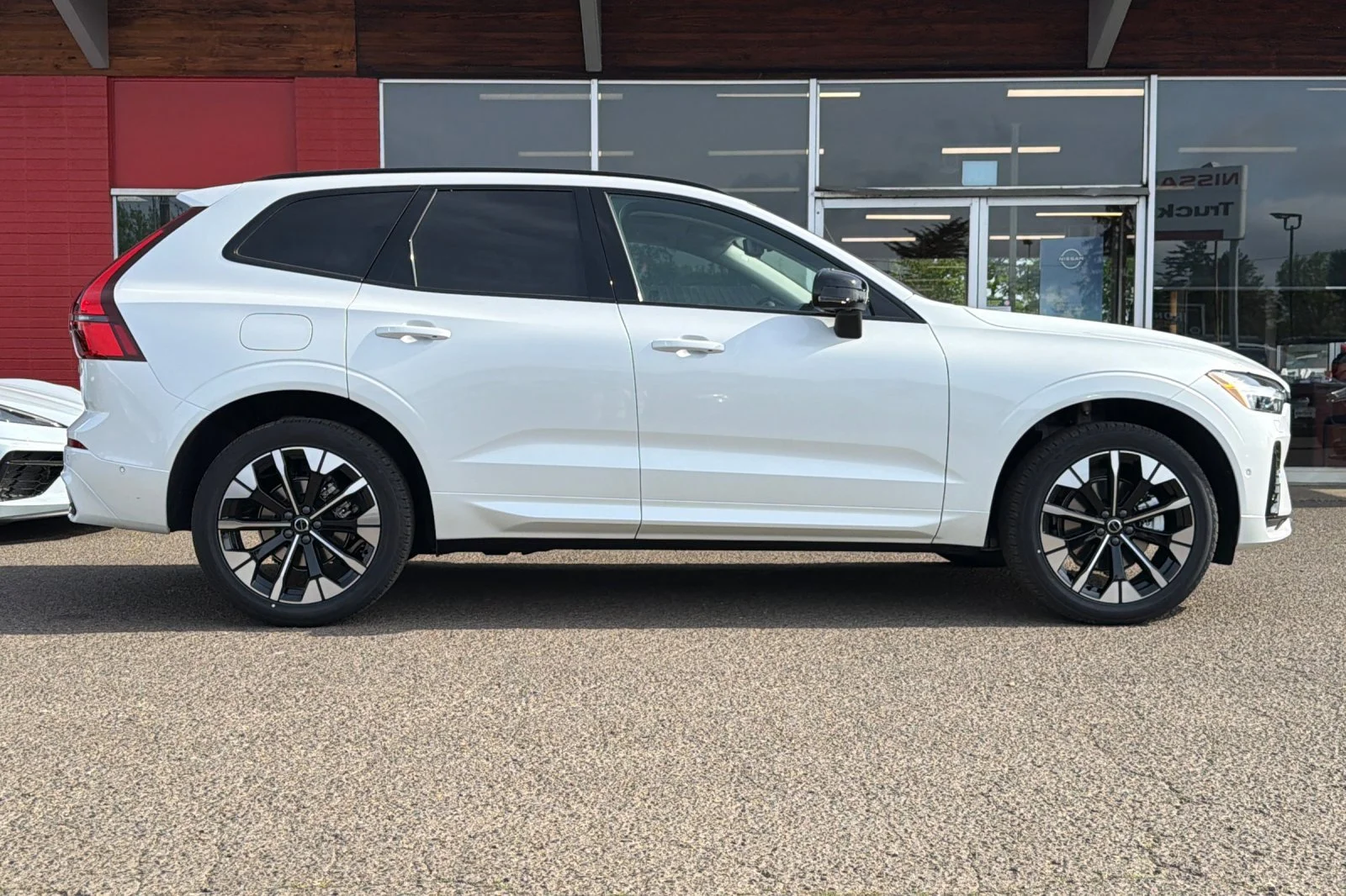 New 2026 CRYSTAL WHITE Volvo Plus image 3