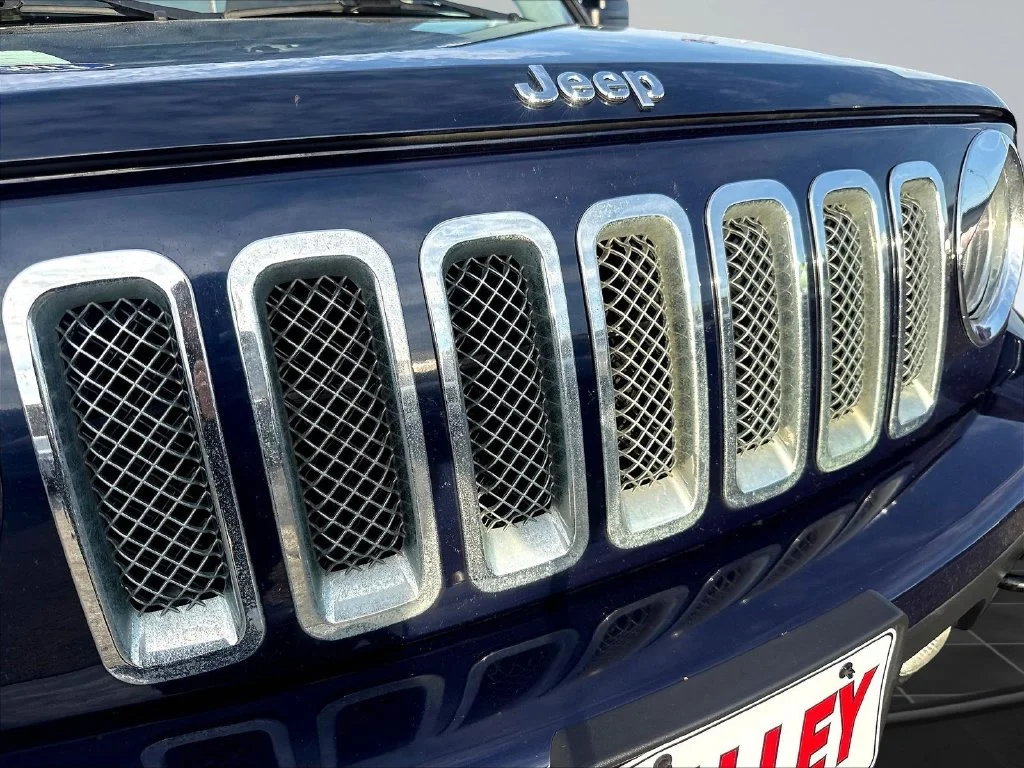 Used 2015 True Blue Pearlcoat Jeep Latitude image 37