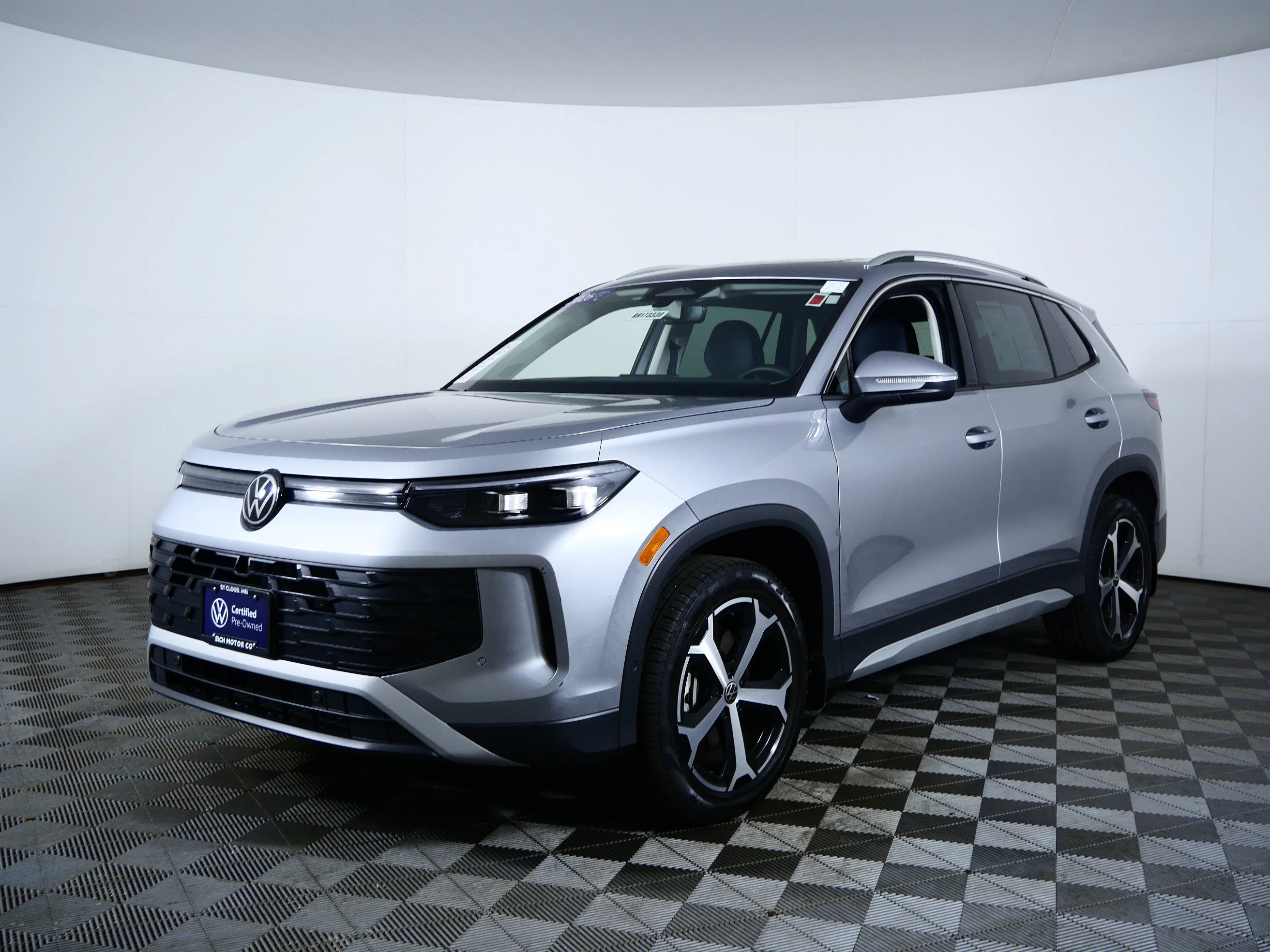 Certified Used 2026  Volkswagen SE image 3