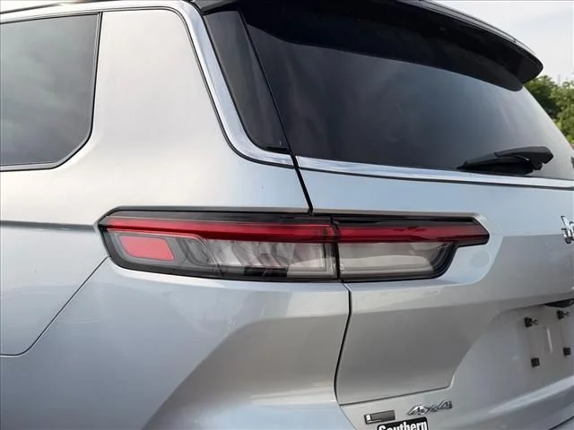 Used 2022 Silver Jeep Laredo image 9