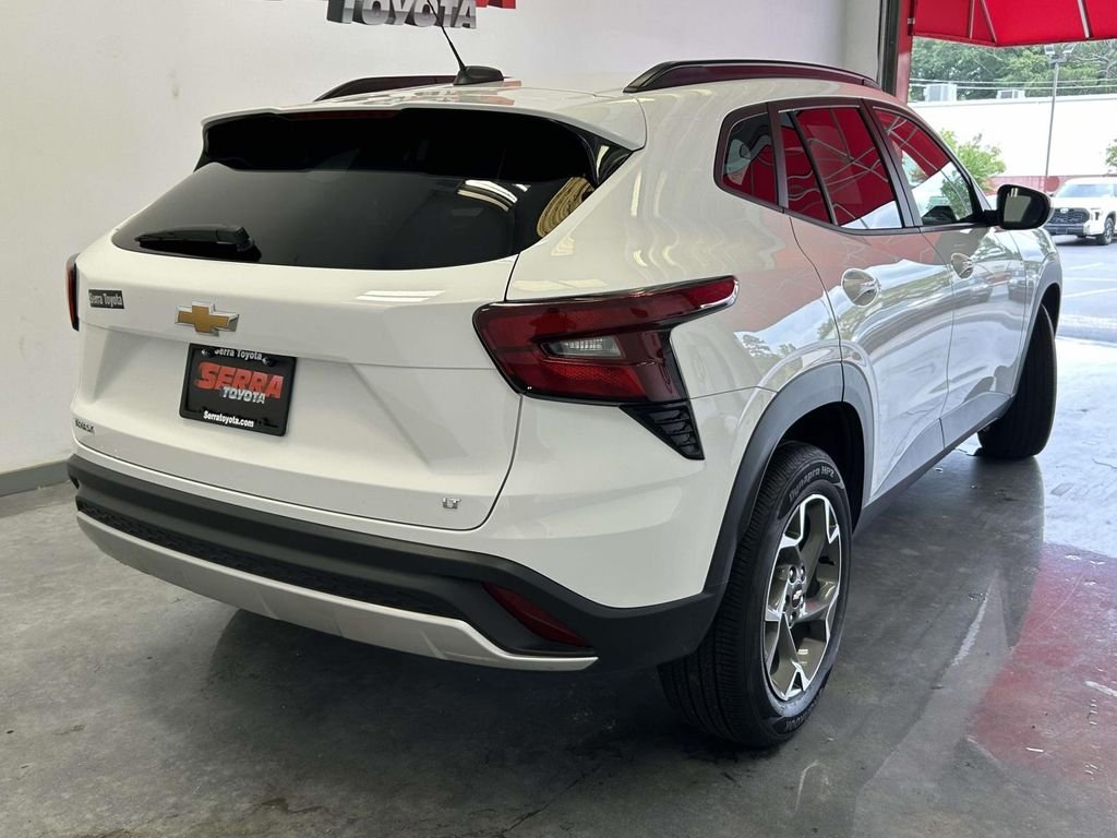 Used 2025 White Chevrolet LT image 3