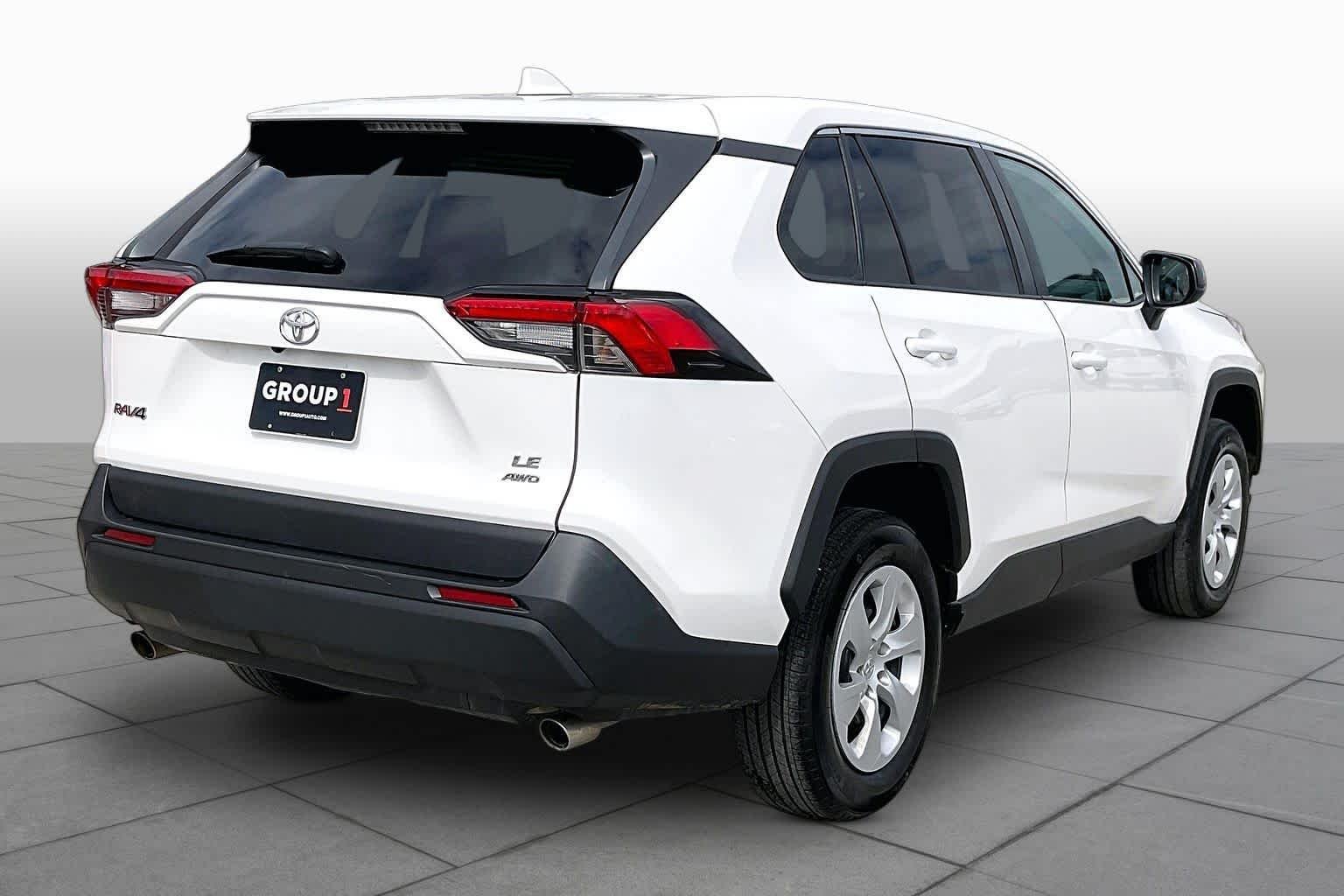 Used 2022 White Toyota LE image 12