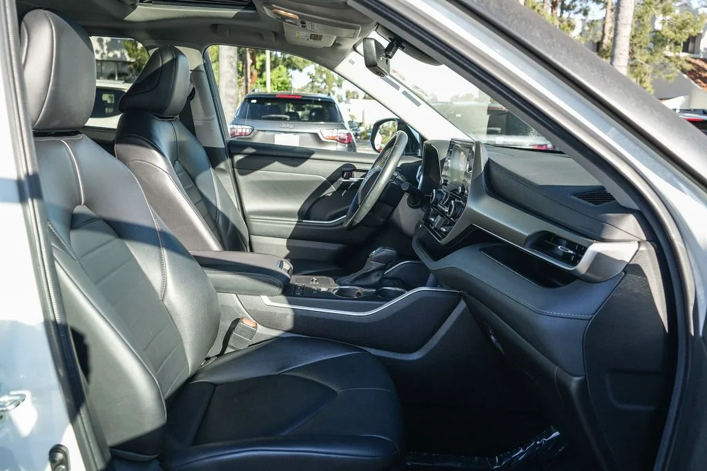 Used 2022 Beige Toyota XLE image 16