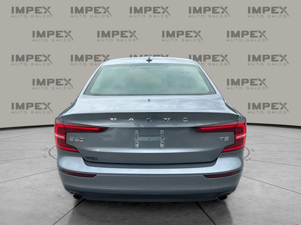 Used 2020 Gray Volvo T5 Momentum image 4