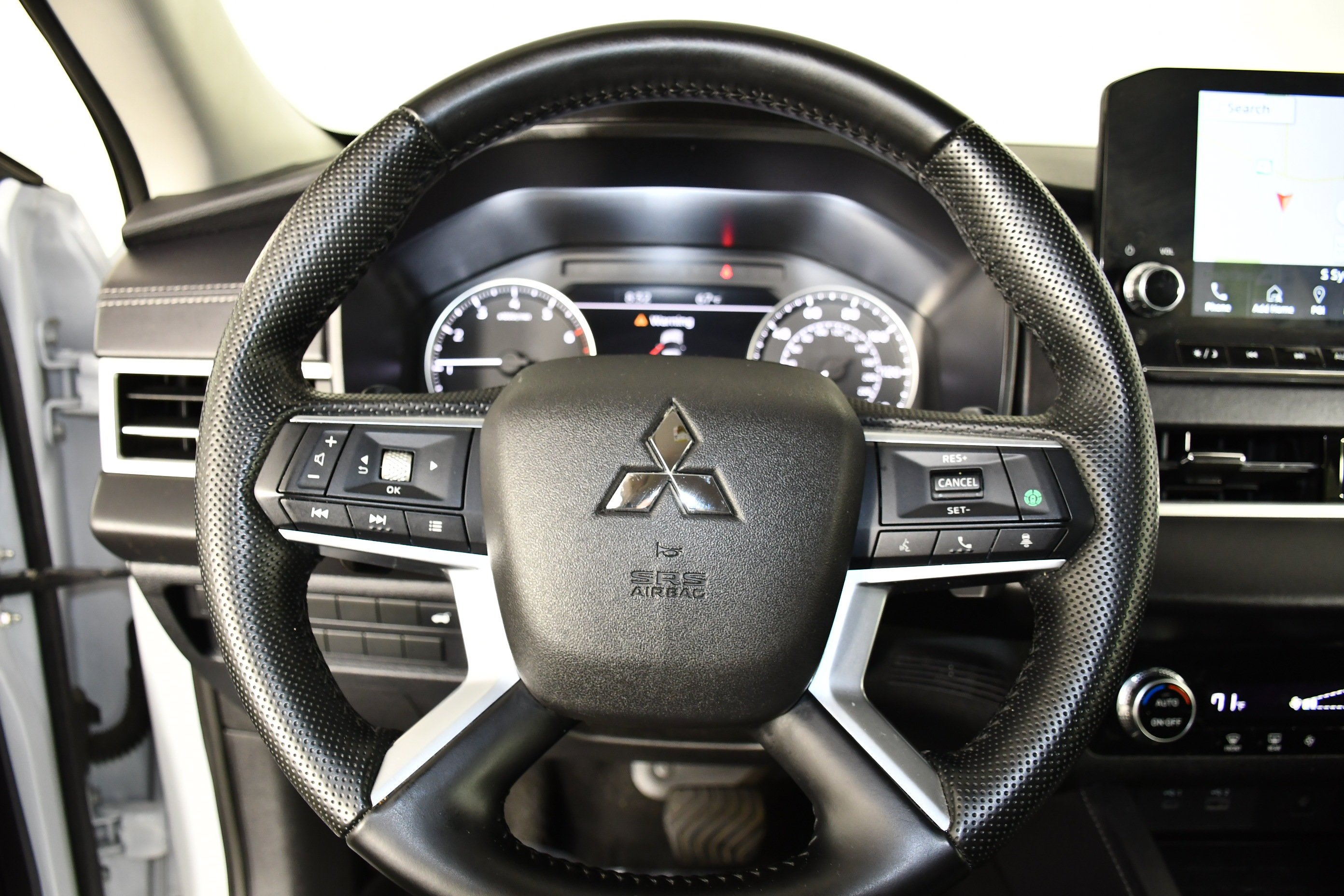 Certified Used 2024 White Diamond Mitsubishi SE image 19