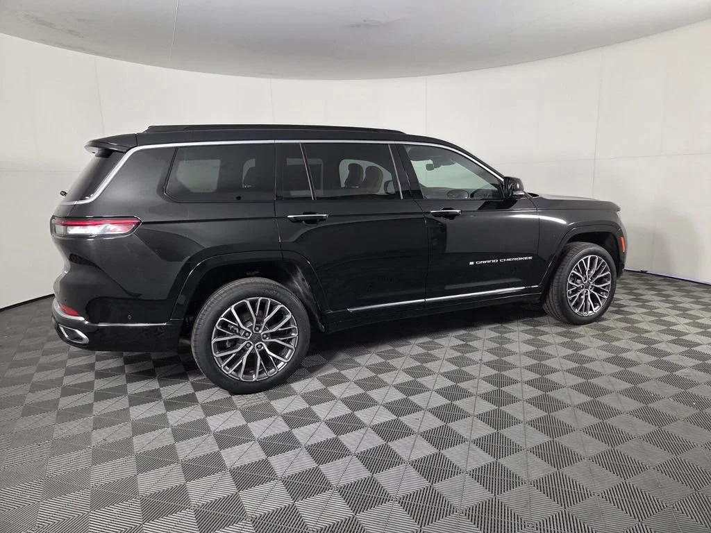 Used 2025 Diamond Black Crystal Pearlcoat Jeep Summit Reserve image 7