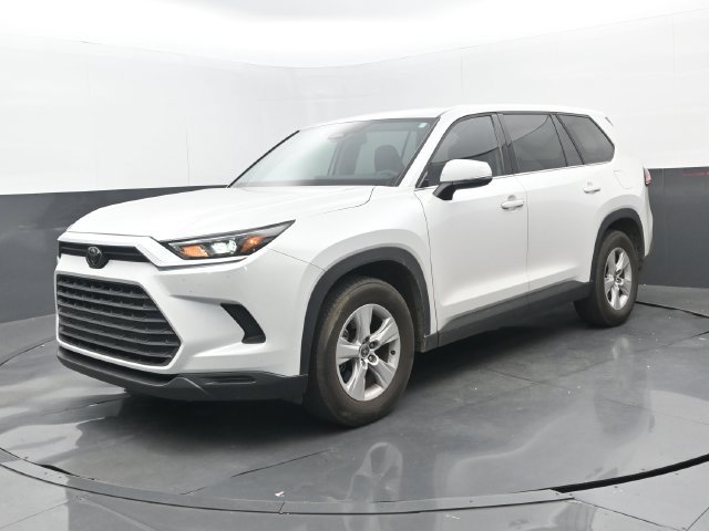 Used 2025 Wind Chill Pearl Toyota LE image 23