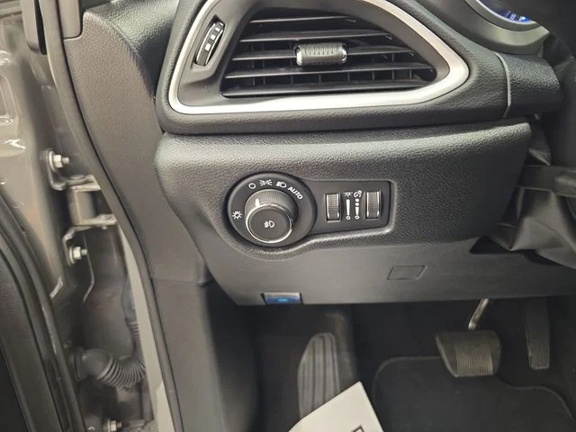 Used 2025 Ceramic Gray Clearcoat Chrysler Select image 32