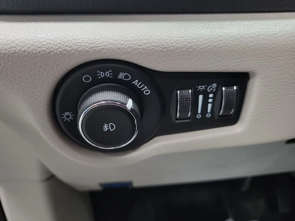 Used 2022 Black Chrysler Touring L image 39