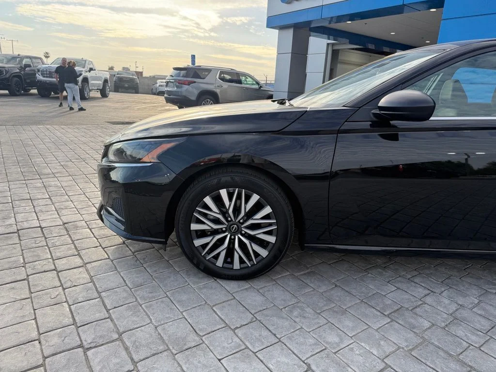 Used 2025 Black Nissan 2.5 SV image 5